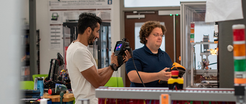 Darun and Wout work on 3D composite machine.